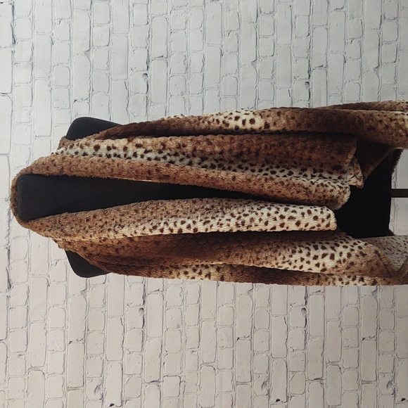 Animal Print Faux Fur Vest - Picture 4 of 10